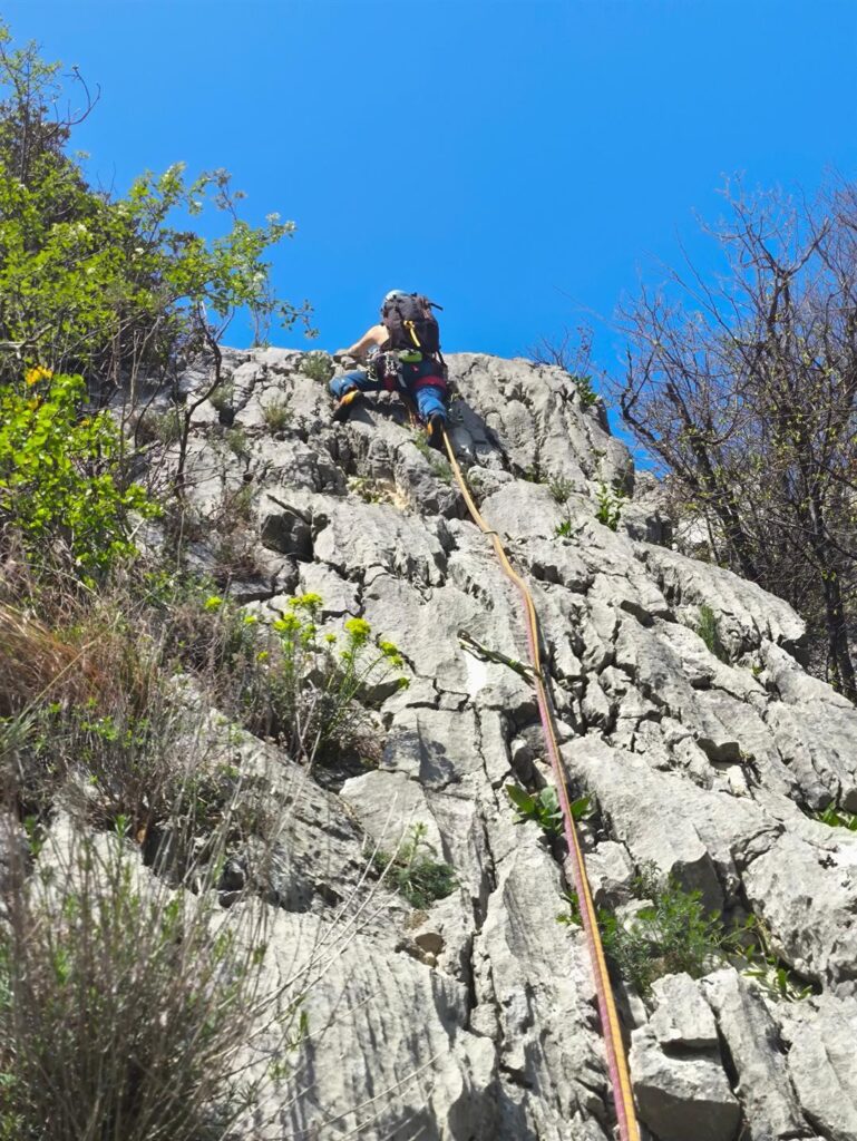 Erica sul muretto finale di 5a di L3 (Livera)