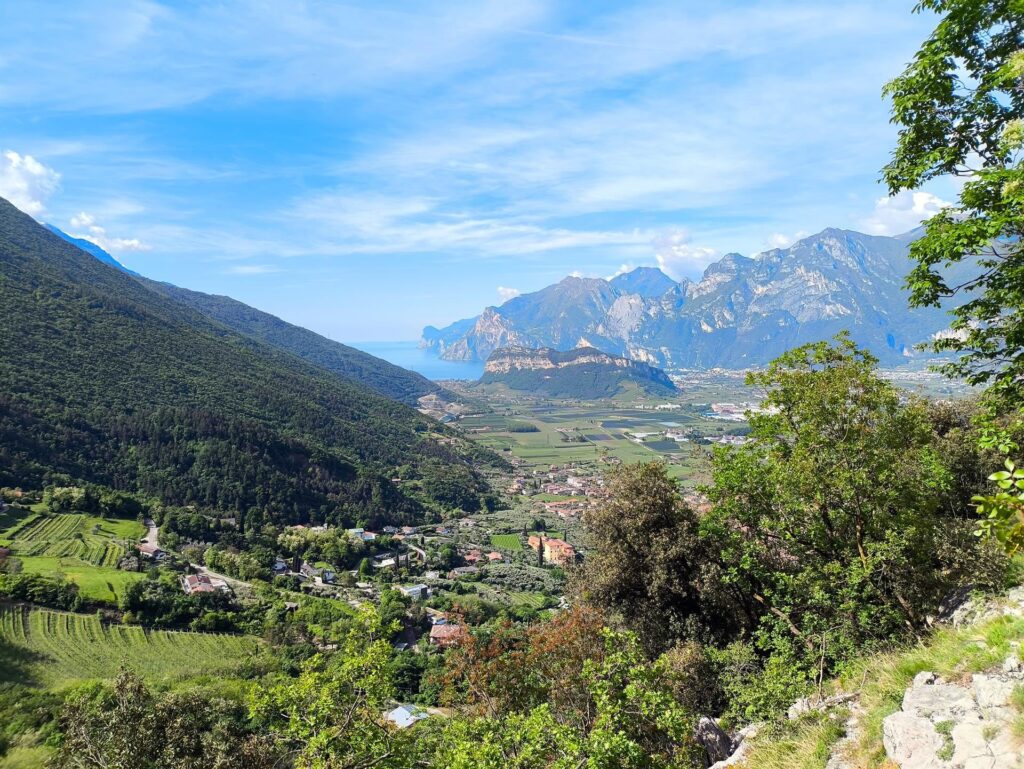 Già lungo l&#039;avvicinamento alla via si gode di una vista pazzesca sulla piana di Torbole e Riva