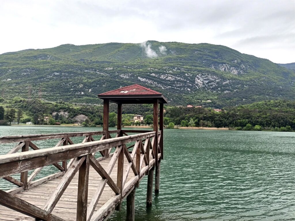 il parcheggio delle pareti è proprio sul Lago di Santa Massenza, adiacente alla centrale elettrica