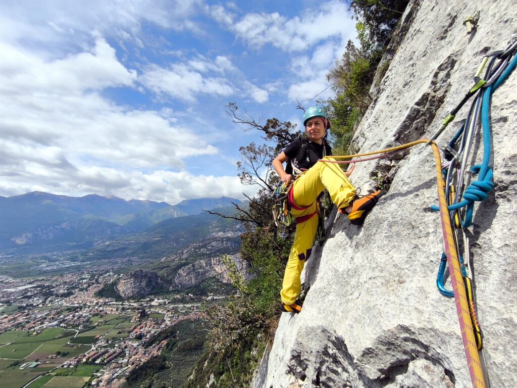 Il quinto tiro è principalmente di placca e se lo becca Erica. Dietro la vista verso Arco