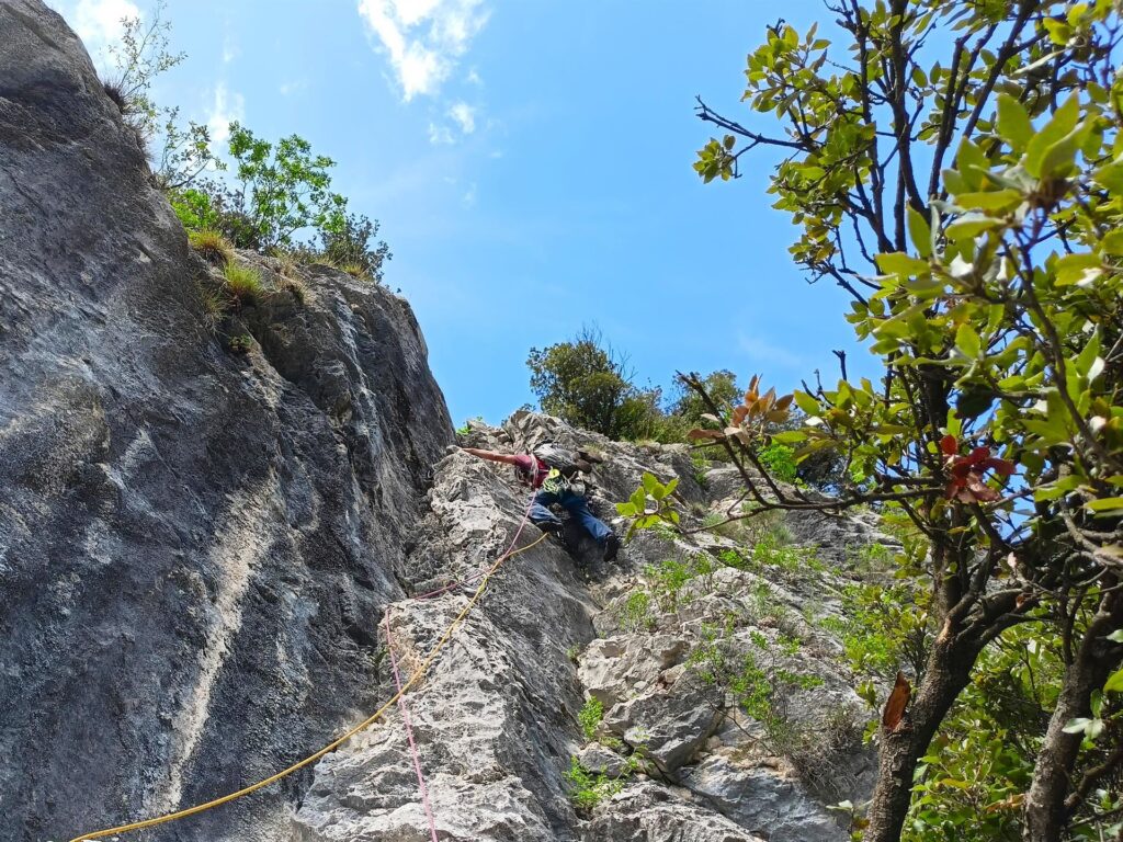 Gabri decide di uscire a destra, piazzando l'unico friend della via