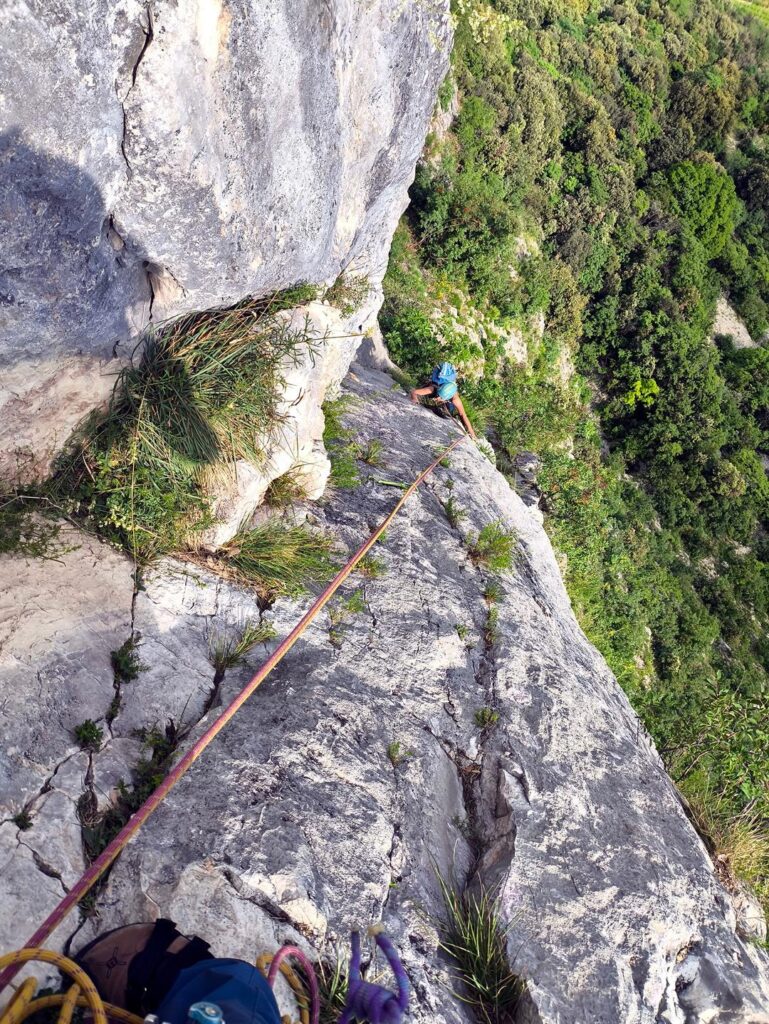 Erica attacca il secondo diedro di L5 che presenta in quel punto un passo piuttosto ostico