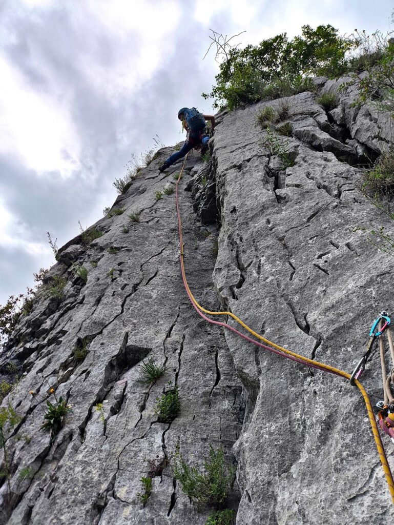 Questo è il bel diedro di L8 con Erica impegnata sul passo chiave