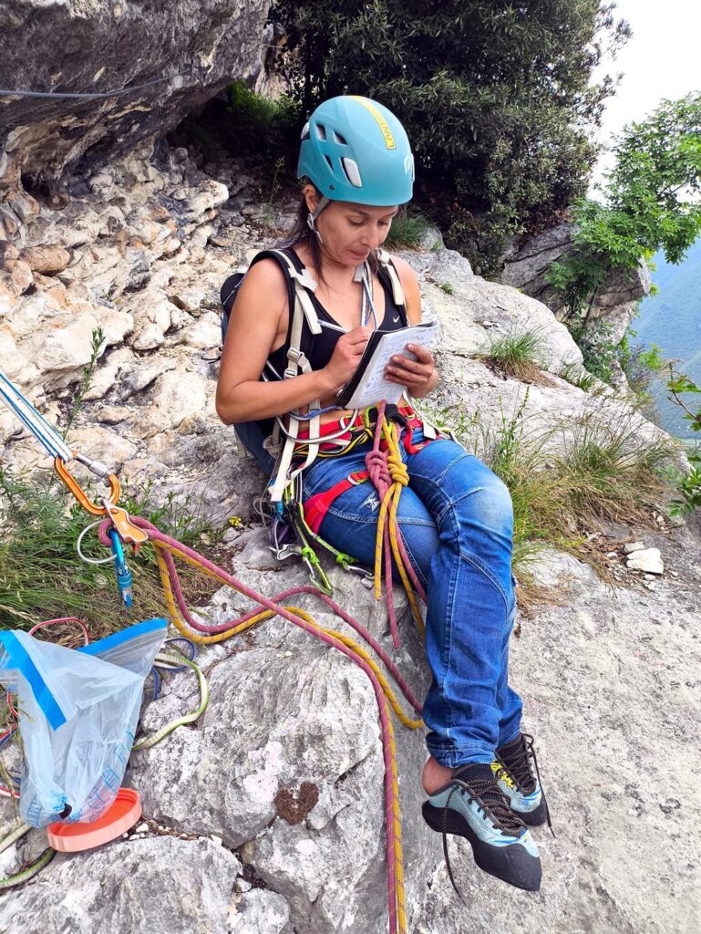 Al termine di L9 si arriva alla ferrata dove si trova il libro di via che prontamente compiliamo