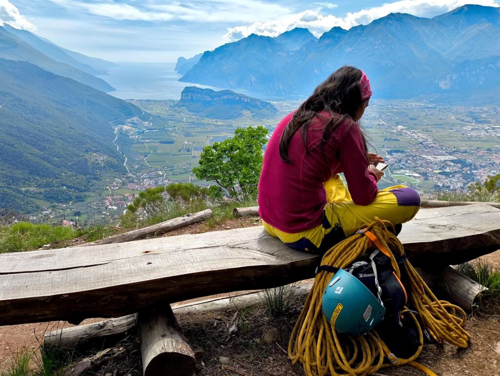 Si esce in questo bellissimo punto panoramico, con tanto di panchine per riposarsi! ;)