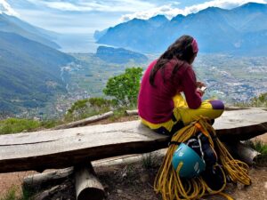Si esce in questo bellissimo punto panoramico, con tanto di panchine per riposarsi! ;)