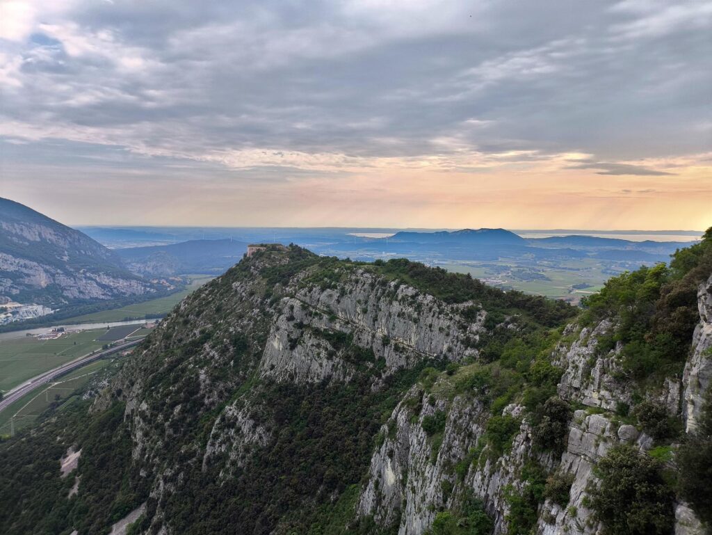 La bella vista verso il forte e sullo sfondo il lago di Garda