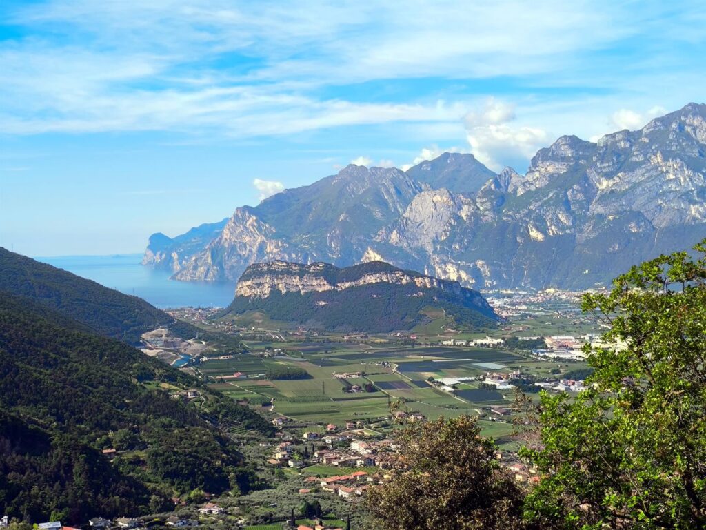 il Garda visto da qui sembra il mare che rientra in un fiordo
