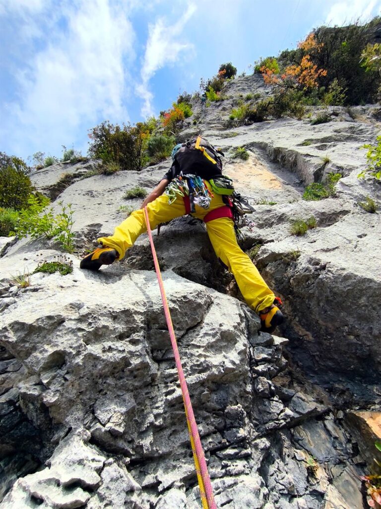 Il terzo tiro parte con questa rimontina, poi più facile e infine uscita placcosa in sosta