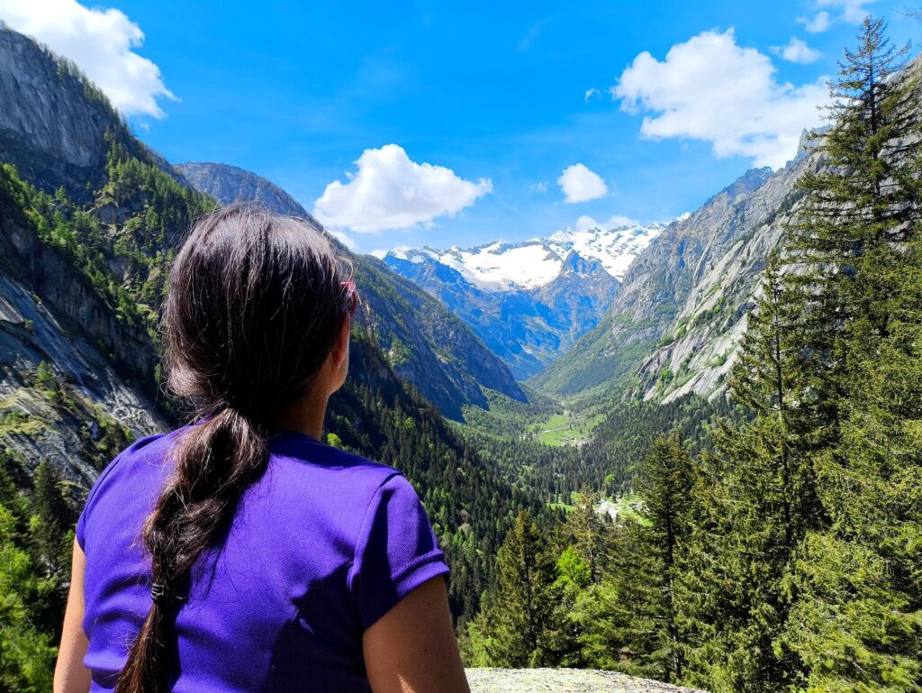 la Val di Mello si dispiega verdeggiante sotto di noi