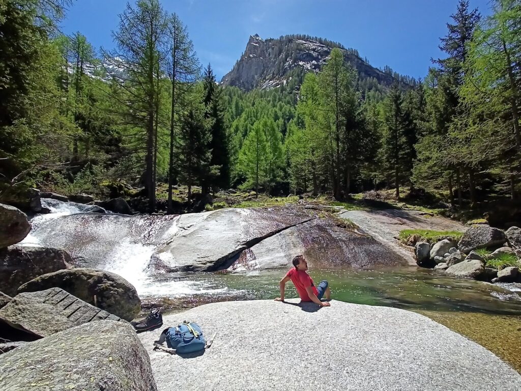 il torrente accarezza e forma le lisce placche di granito, acqua ovviamente gelida!
