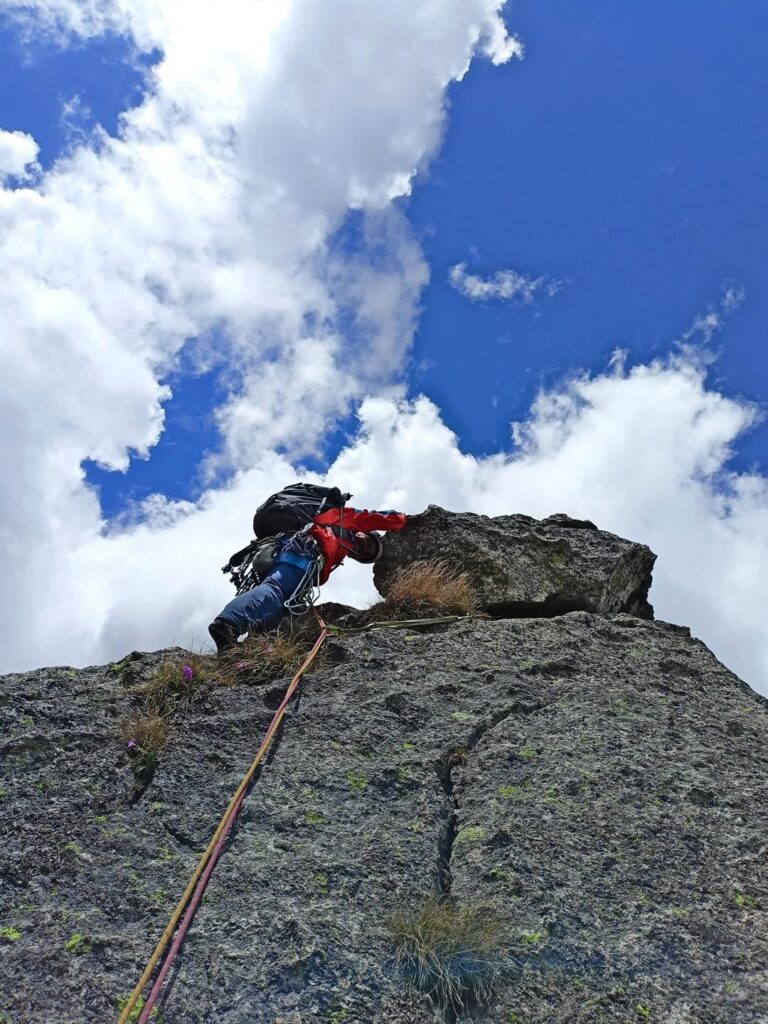 sesto e ultimo tiro, dopo questi pochi metri si traversa su cresta