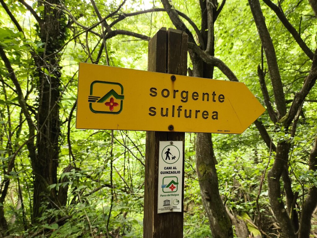 Proseguendo oltre la cascina, è possibile raggiungere anche una sorgente sulfurea poco più a monte