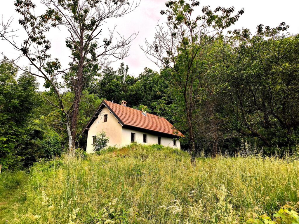 Eccoci in vista della cascina Veirera, trasformata in una sorta di bivacco