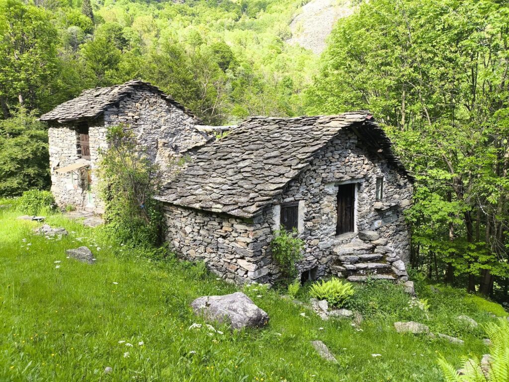 belle baite di pietra con chicca architettonica: addirittura la scala curva!