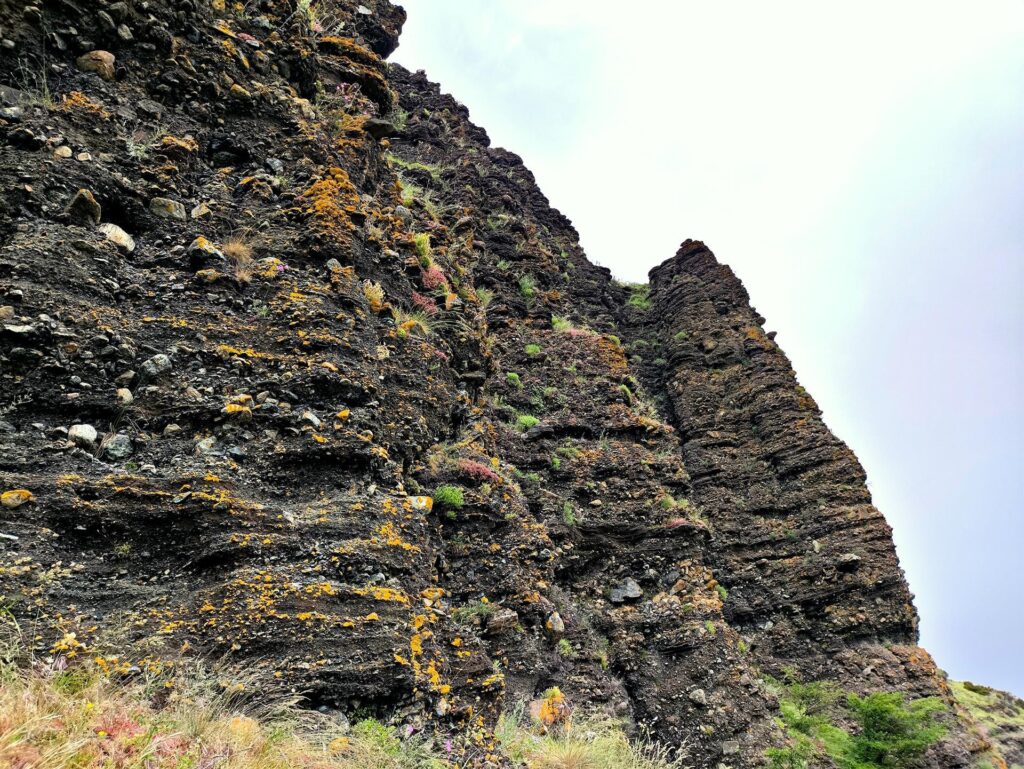 qui passiamo vicino alle rocche dei Crovi dove sul conglomerato sono cresciuti funghi e vegetazione colorata. Bellissimo