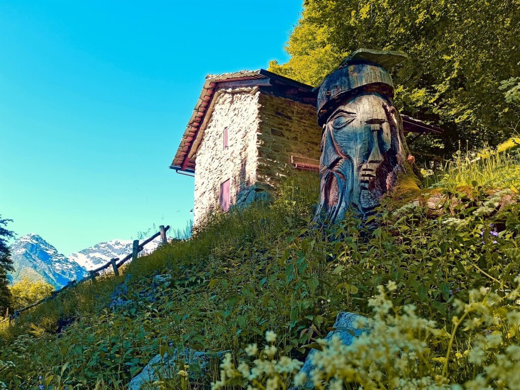 l&#039;Alpe che si incontra per prima e dopo pochi minuti, con un sacco di sculture sparse qua e là