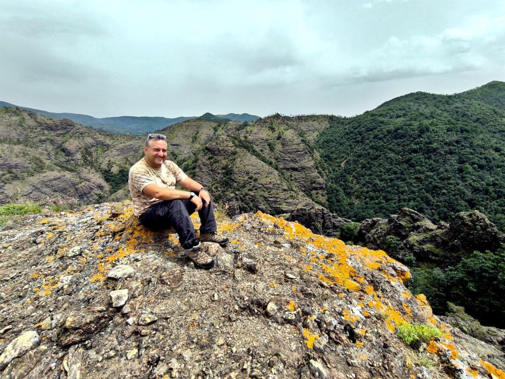 Dani sorridente al punto panoramico