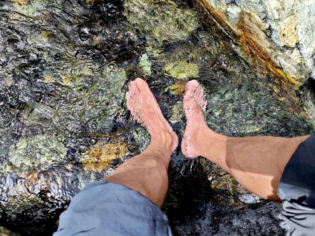 Una volta scesi al parcheggio, ci rilassiamo al torrente vicino al campo sportivo pucciando i piedini dopo la passeggiata