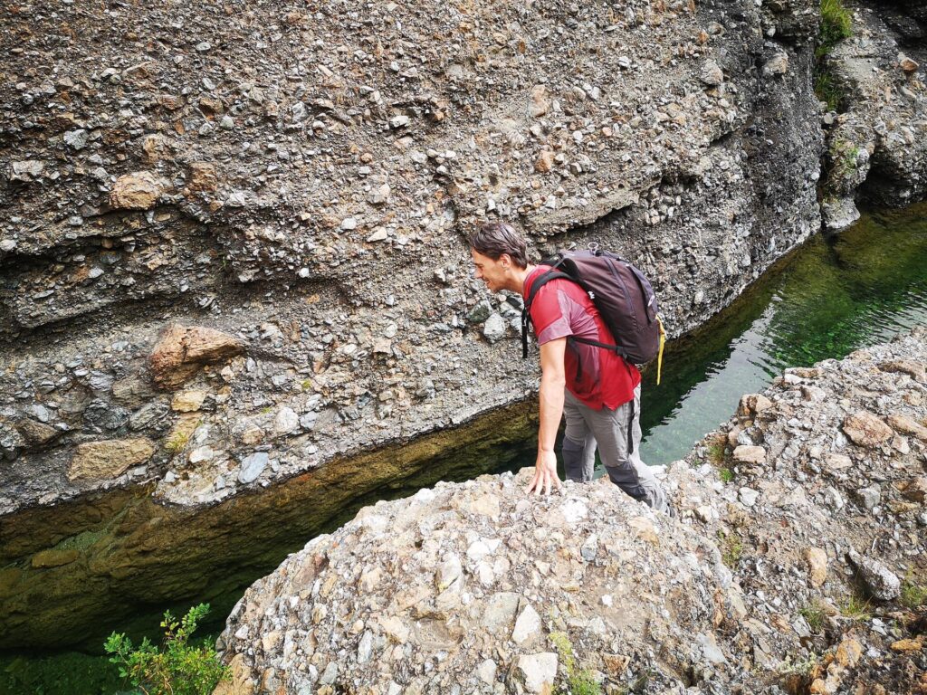 Gab va a curiosare nel piccolo canyon