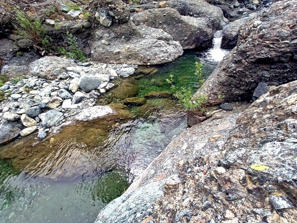 piccole cascatelle, pozze o ogni tanto anche qualche spiaggetta