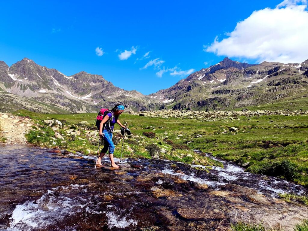 qui si guada: Erica vista la sua destrezza preferisce fare alla vecchia maniera