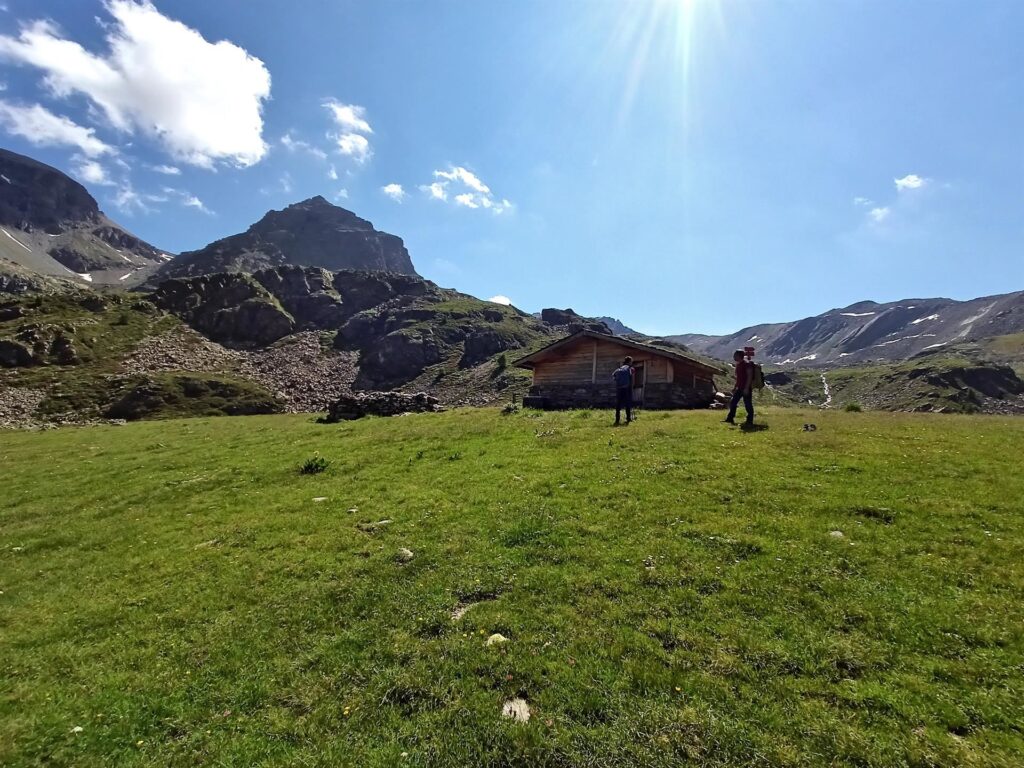 il Bivacco Pian dei Laghi: all&#039;esterno è davvero grazioso