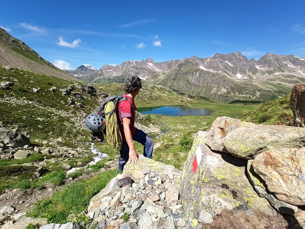 prendiamo quota, abbandonando il bordo del lago
