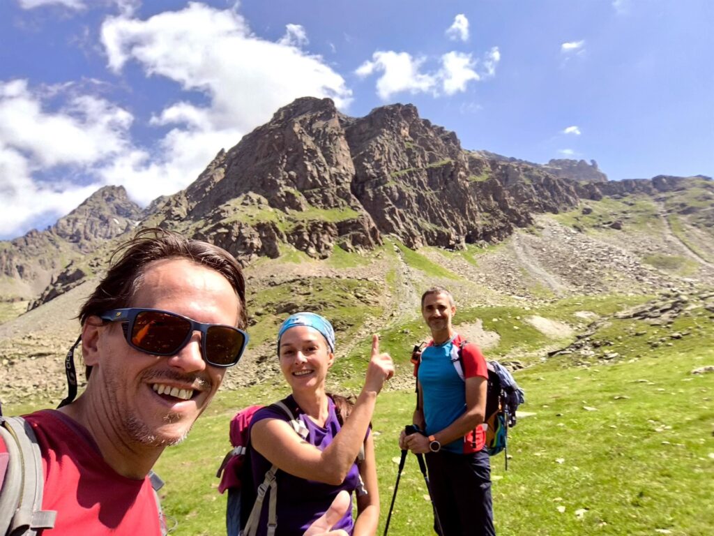 e sul dosso riusciamo finalmente a vedere bene il canale che separa lo Sperone Cinto dal Sass del Plan Sertif (il Pizzo Matto è ancora più dietro)