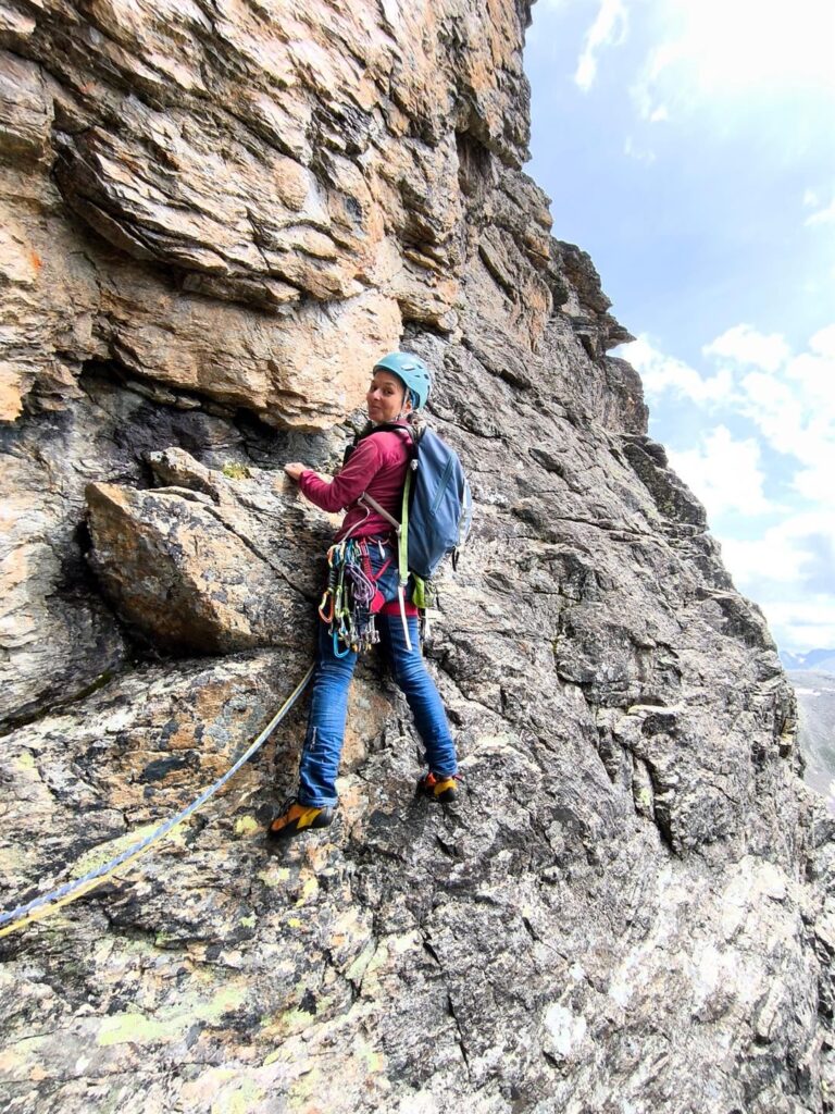 ottavo e ultimo tiro vero, si traversa a destra della sosta, uscendo dall&#039;intaglio, con ottime lame per le mani