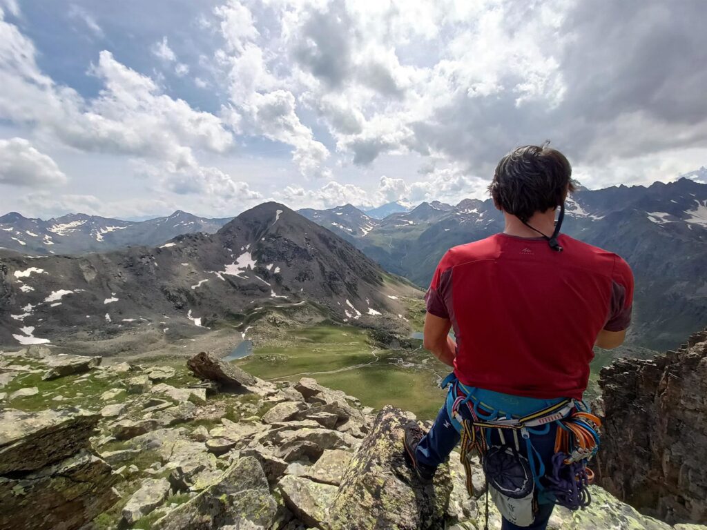 uno sguardo al panorama da quassù: ora le nuvole si avvicendano veloci nel cielo