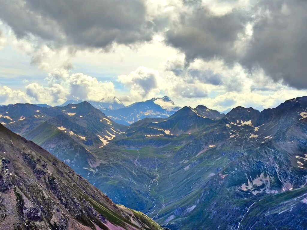 guardando invece verso il versante opposto, sono identificabili (crediamo!) lo Scalino ed il Bernina