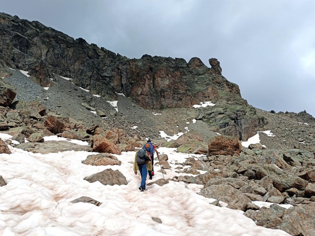 per scendere bisogna traversare su ghiaione verso il passo di Vermolera