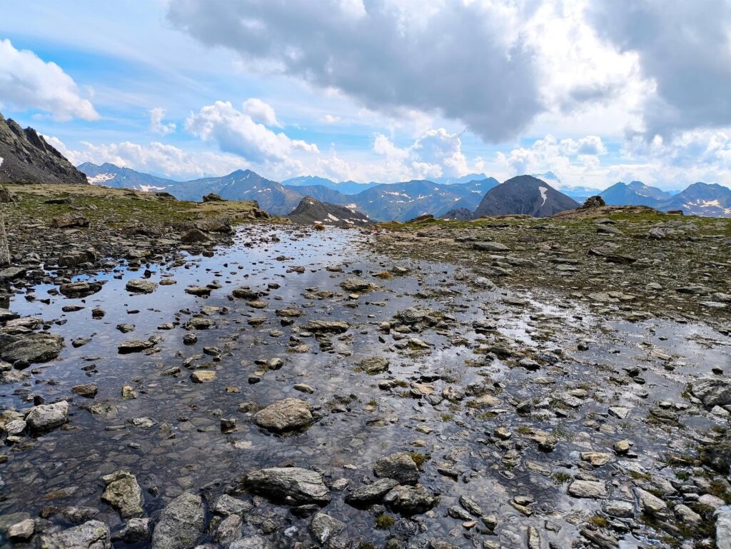 siamo ormai giunti al passo: resti di nevai ormai disciolti