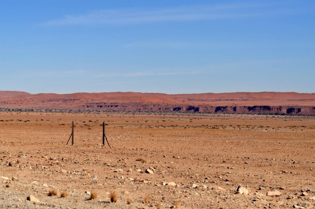 il deserto e le prime dune, in lontananza