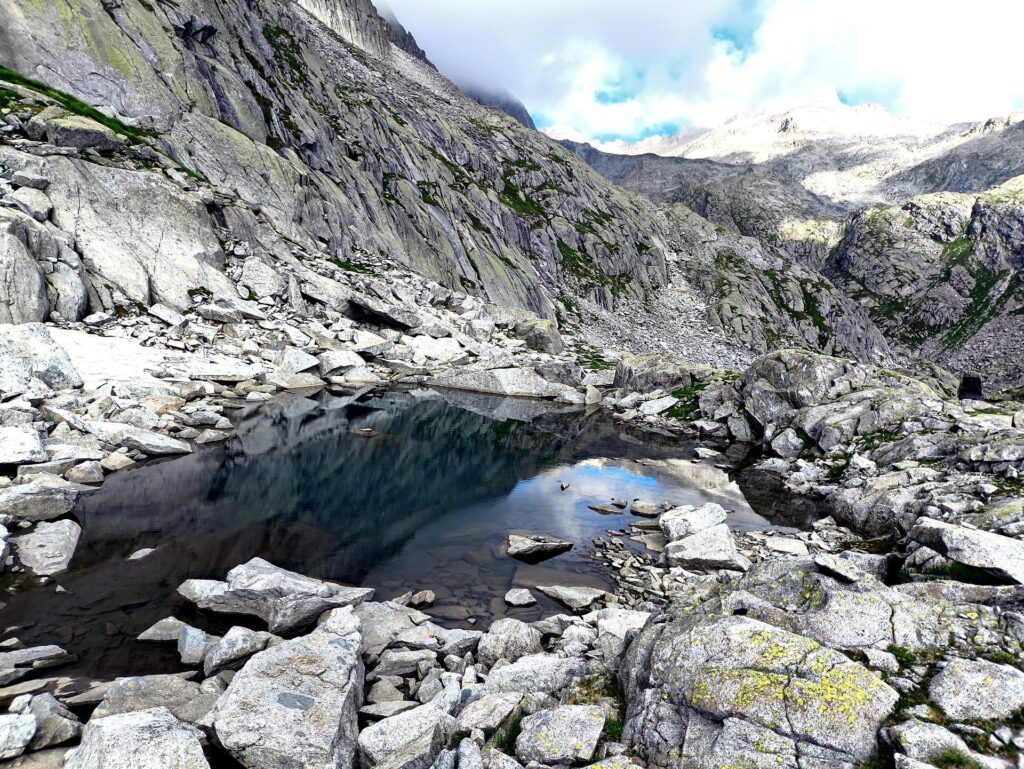 Prima di attaccare la salita per il passo si passa accanto a queste belle pozze