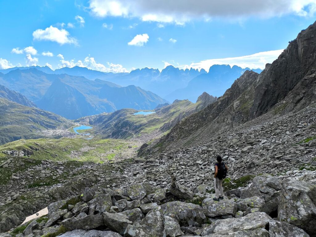 Erica al termine del primo tratto di ghiaione. Potevamo seguire una comoda rampa erbosa ma noi siamo stronzi😅