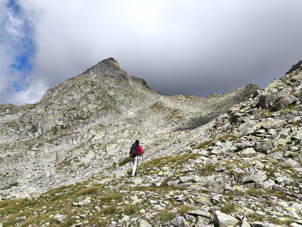 Giunti al passo, puntiamo in direzione della Cima dei Laghett, che andrà poi aggirata sul versante della val d&#039;Amola