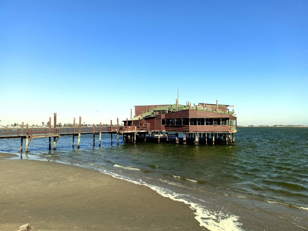 caratteristico molo a Walvis Bay (dovrebbero esserci i pellicani qui ma non ve n&#039;è l&#039;ombra)