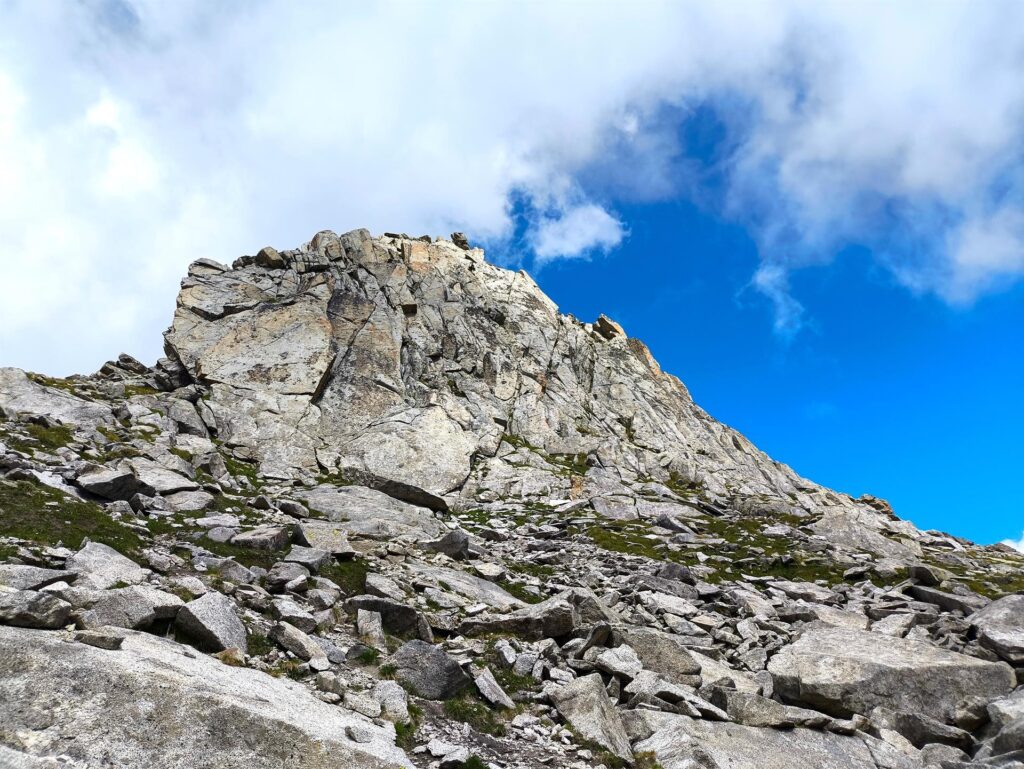 Si passa a ridosso della cuspide rocciosa della cima dei Laghett, senza raggiungerne la vetta