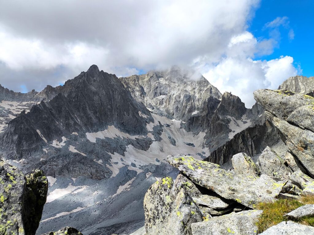 Verso la fine del traverso, con il Monte Nero e la Presanella che ogni tanto tirano fuori la testa dalle nuvole