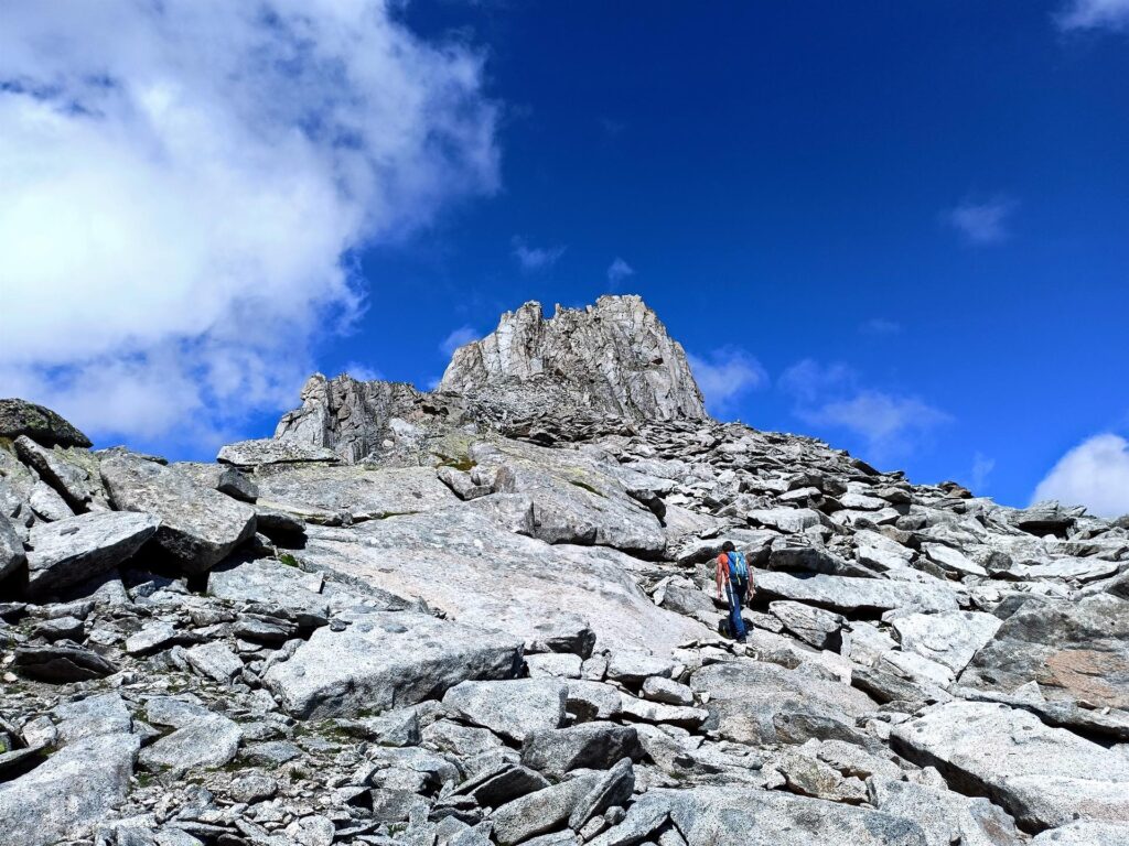 Giunti alla base della nostra cima si risale questo ghiaione puntando leggermente verso destra