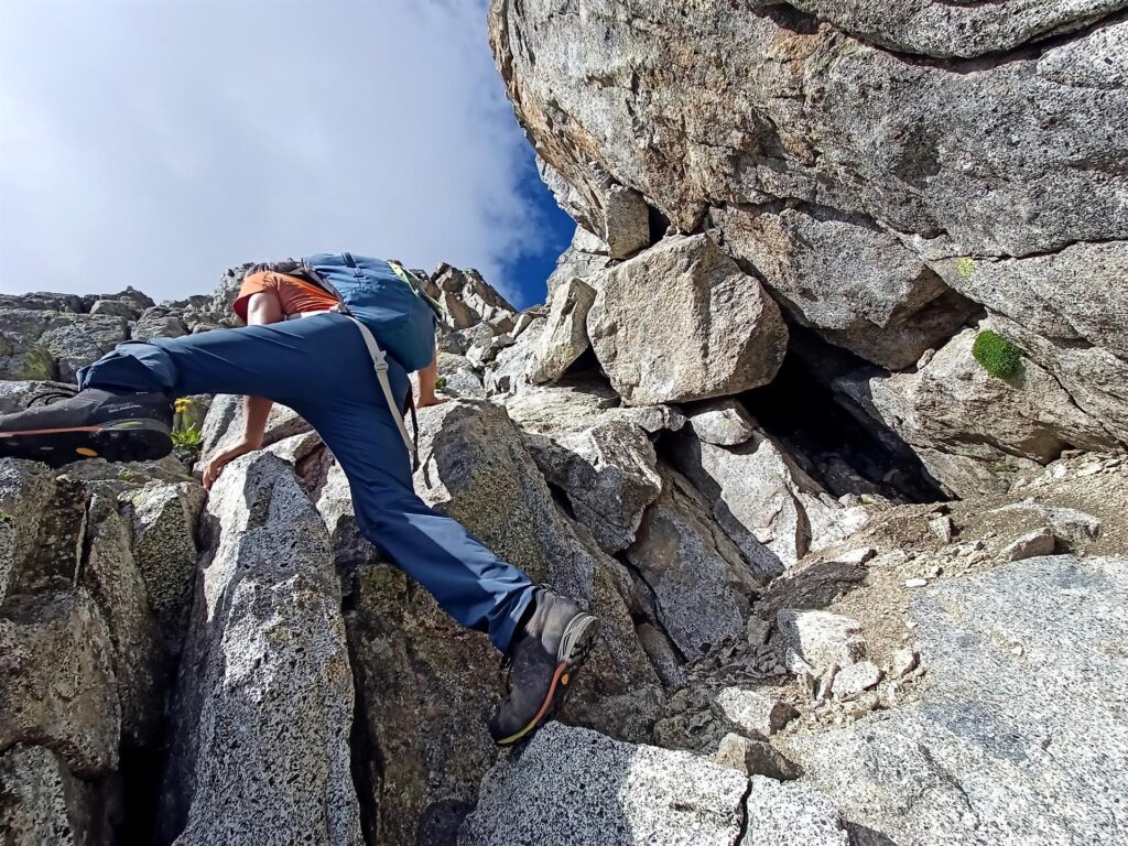 Giunti ad un palo di legno, si aggira la montagna sulla destra e ci si immette in un canalino di sfasci che va risalito direttamente
