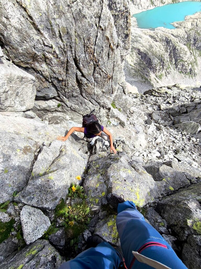Erica in arrampicata dentro il canalino che porta verso la cima