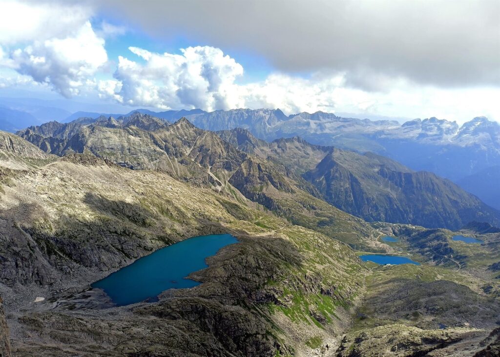 La bellissima vista dalla Cima di Cornisello verso il lago della Vedretta, i laghi di Cornisello e il lago Nero