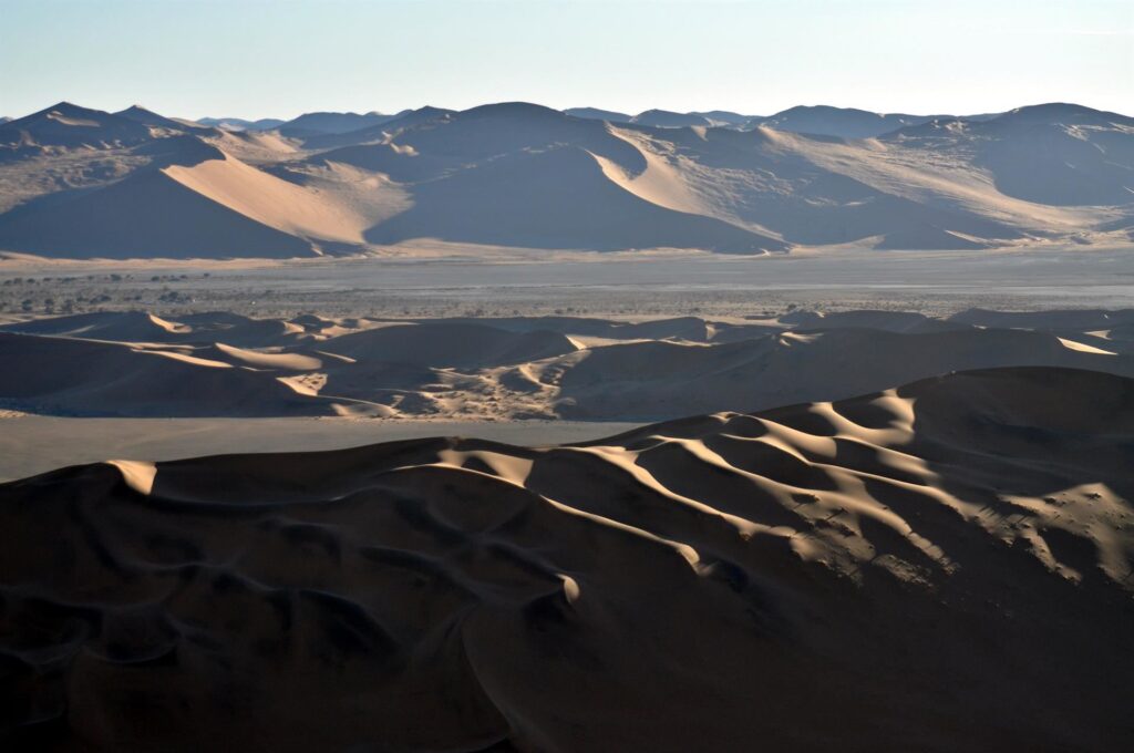 la spianata di Sossusvlei ancora parzialmente illuminata