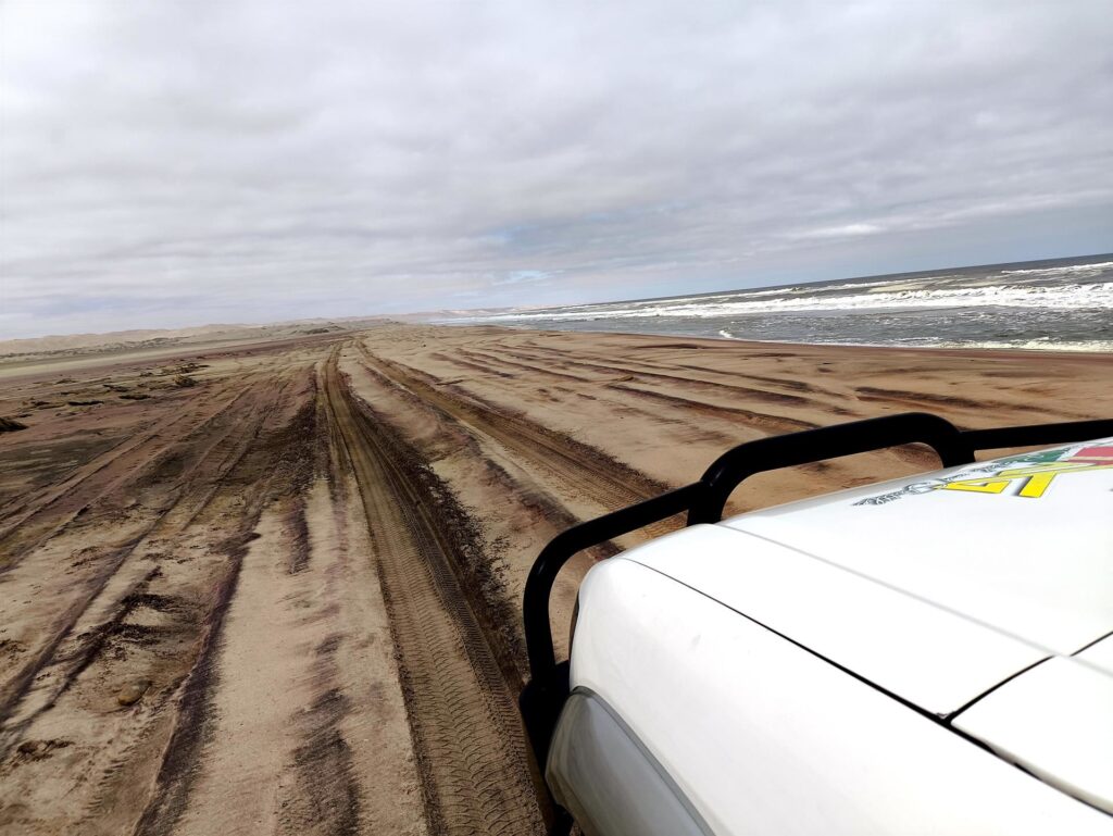 lungo la striscia di terra che separa Walvis Bay da Sandwich Harbour