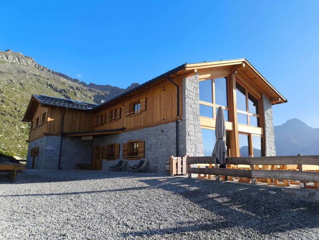 Il Rifugio Cornisello rifatto a nuovo. Ci ospiterà per un&#039;ottima merenda a fine giro