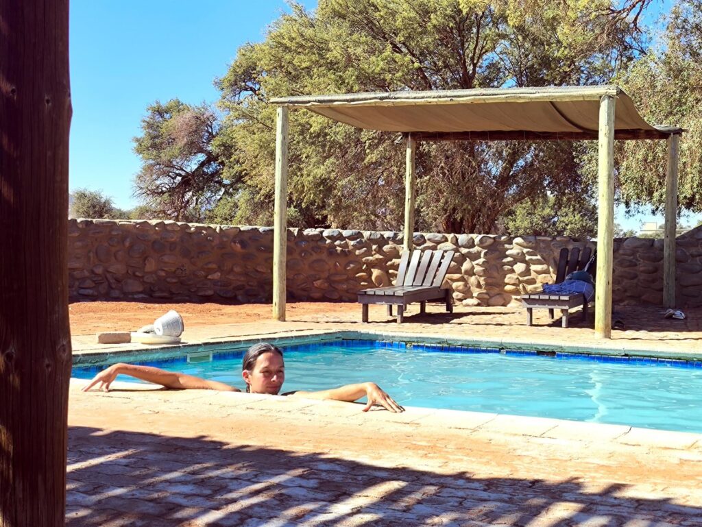 bagnetto in piscina: l&#039;acqua è gelida ma fuori fa caldo!