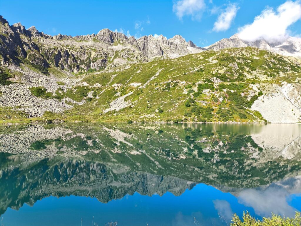 Questa mattina non c&#039;è vento e il lago riflette perfettamente l&#039;ambiente circostante
